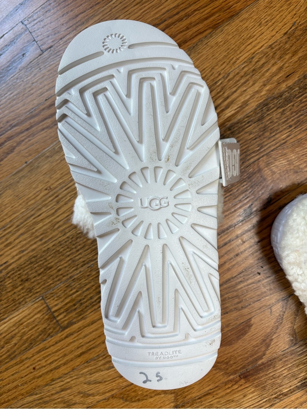 NEW UGG Fluff Yeah Slide. White Plush Shearling Slide with Logo Strap - Picture 3 of 5